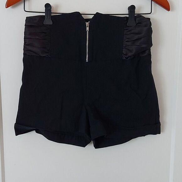Suzy Shier Black Shorts Size Medium - Picture 1 of 8